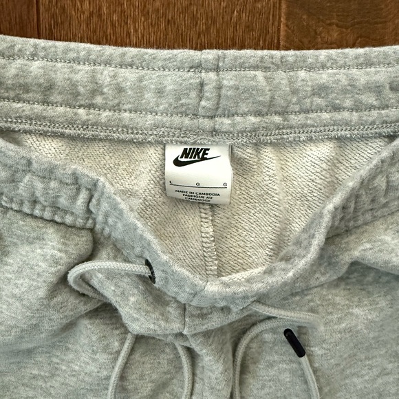 Nike gray sweatpants size Large. - Picture 3 of 6